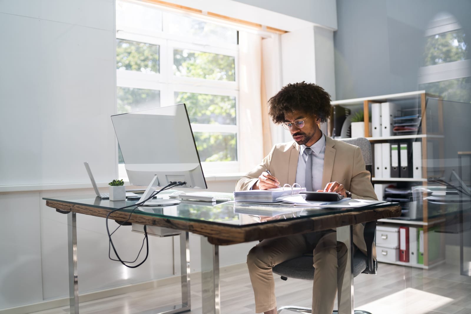 Accountant werkt aan zijn bureau met dossiers en agenda